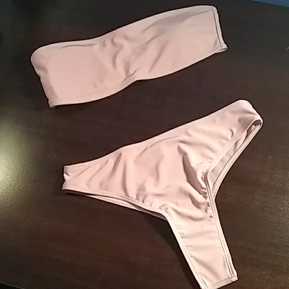 Bikini - Picture 1 of 5